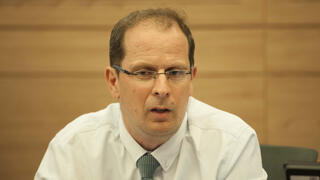  עו"ד רז נזרי