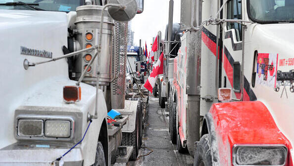 הפגנת נהגי משאיות ב אוטווה קנדה נגד חיסונים
