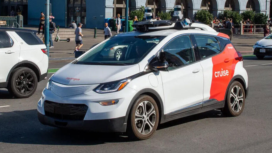 קליפורניה דורשת מ-GM להוריד מהכביש מחצית מהמוניות הרובוטיות שלה