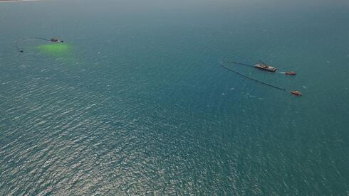 תרגיל של המשרד להגנת הסביבה להתמודדות עם כתמי נפט בים, צילום: קרונוס צילומי אוויר