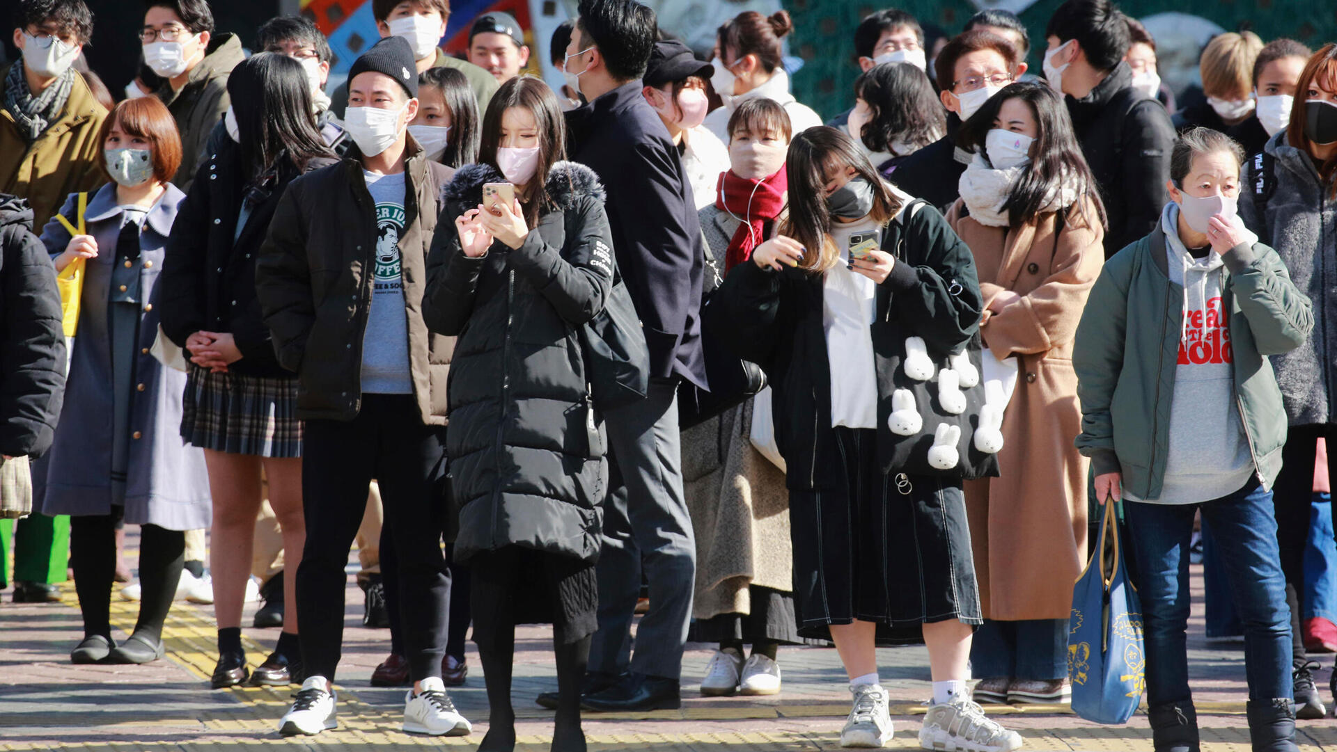 אנשים עם מסכות טוקיו יפן פברואר 2022