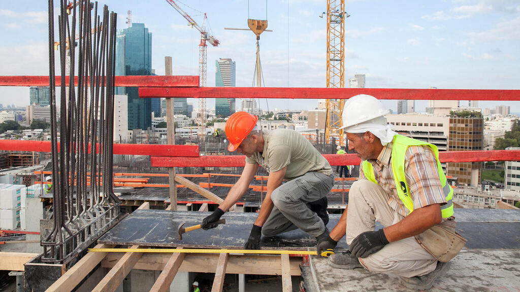 פועלים באתר בנייה (ארכיון). העובדים הזרים לא מצליחים למלא את המחסור (צילום: אוראל כהן) פועלי בניין פועל בניין