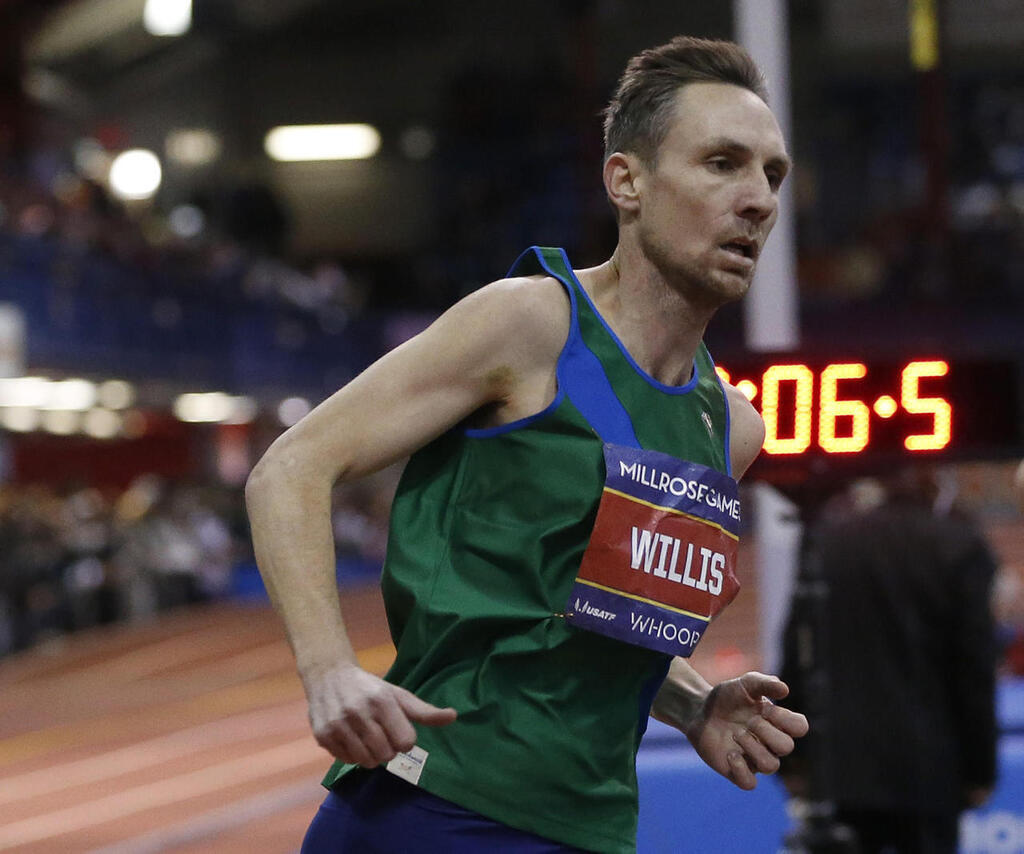 ניק וויליס עושה היסטוריה ומשלים את ריצת המייל בפחות מ־ 4 דקות בשנה ה־ 20 ברצף פנאי 