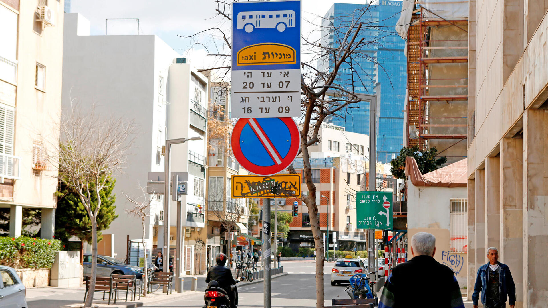 שלט נתיב תחבורה ציבורית רחוב מרמורק ליד כיכר הבימה ב תל אביב