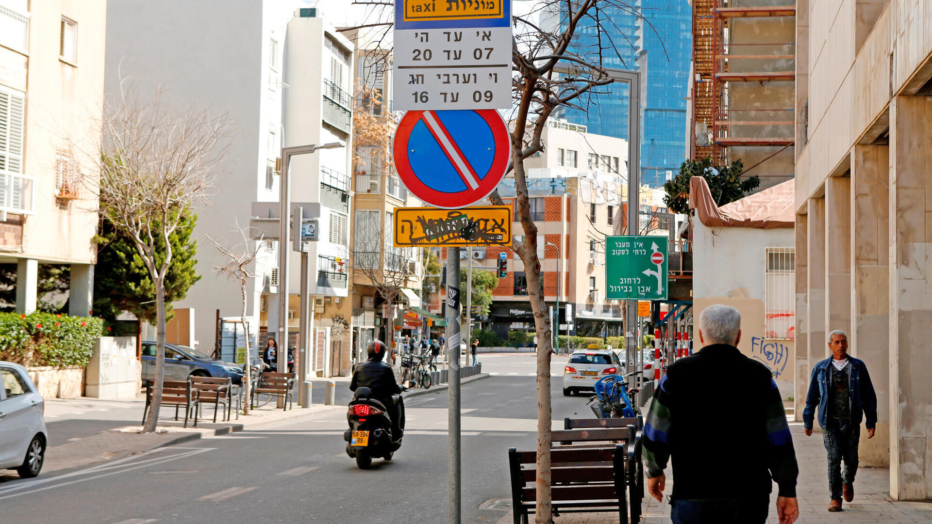 שלט נתיב תחבורה ציבורית רחוב מרמורק ליד כיכר הבימה ב תל אביב
