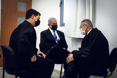 בנימין נתניהו בבית המשפט ביחד עם פרקליטיו בועז בן צור ועמית חדד, צילום: אורן בן חקון