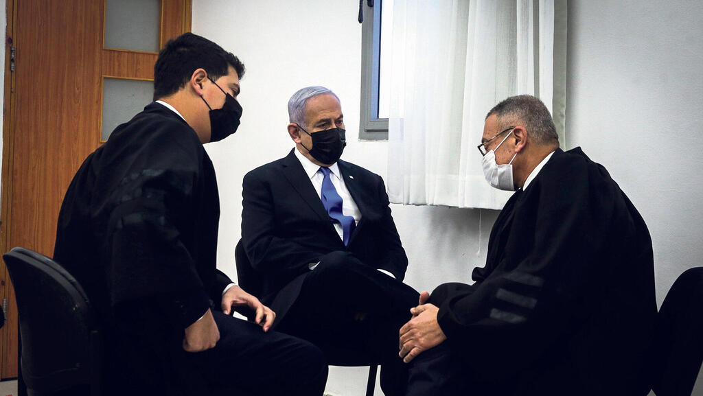 בנימין נתניהו בבית המשפט ביחד עם פרקליטיו בועז בן צור (מימין) ועמית חדד
, צילום: אורן בן חקון