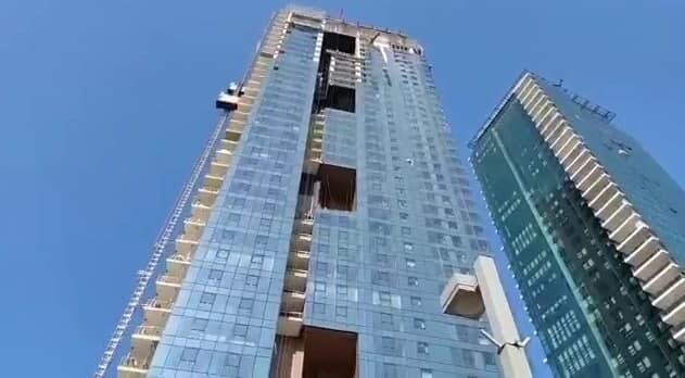 המגדל שממנו נפלו הפועלים. תאונת עבודה בתל אביב תאונת בניין 2 פועלים נהרגו כשנפלו מגובה