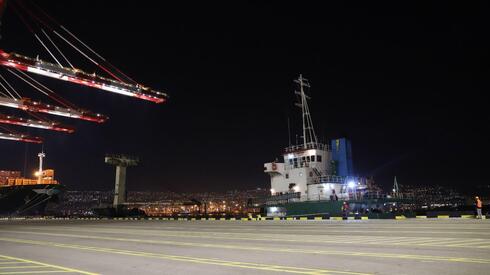 האונייה פורקת מטען בנמל המפרץ שבבעלות חברת SIPG הסינית, יריב כרמלי