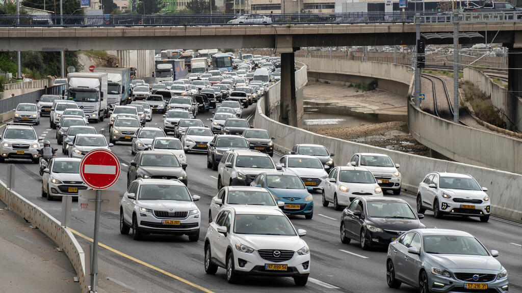 למרות שהעומס בכבישים גדל, רכבים פרטיים נסעו פחות ב-2021