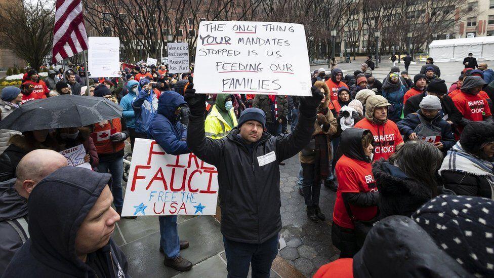 מחאה של עובדי עיריית ניו יורק נגד חובת התחסנות