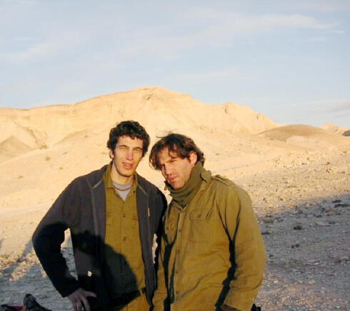 רובינשטיין (מימין) ושוטן גושן במילואים ב־2006. “היו מצבים שהחיים שלנו היו תלויים אחד בשני, וזה יצר בינינו 
אמון גדול"
,  