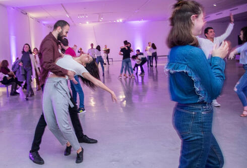 רוקדים סלסה במוזיאון ישראל , צילום: אלי פוזנר
