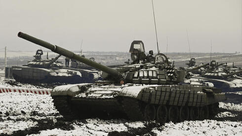 טנקים רוסיים בתרגיל צבאי בחודש שעבר, צילום: איי פי