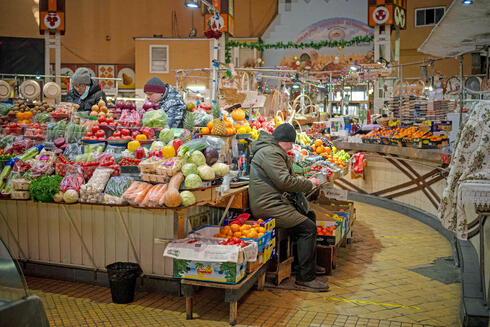 דוכן בשוק בקייב, שלשום, צילום: AP