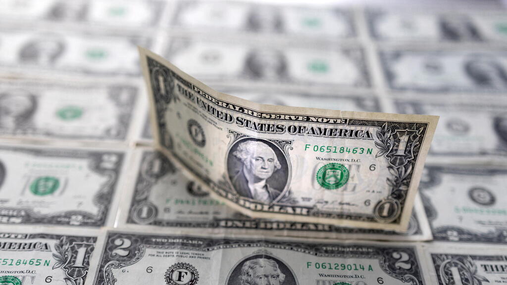 הדולר קופץ לשיא של 5 שנים לעומת היורו, ומעל ל-3.32 שקלים