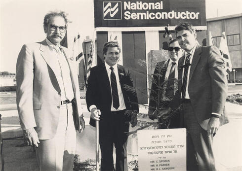 1984, הנחת אבן פינה למפעל נשיונל סמיקונדקטור במגדל העמק, שהפך לימים לטאואר, צילום: גיורא ירון