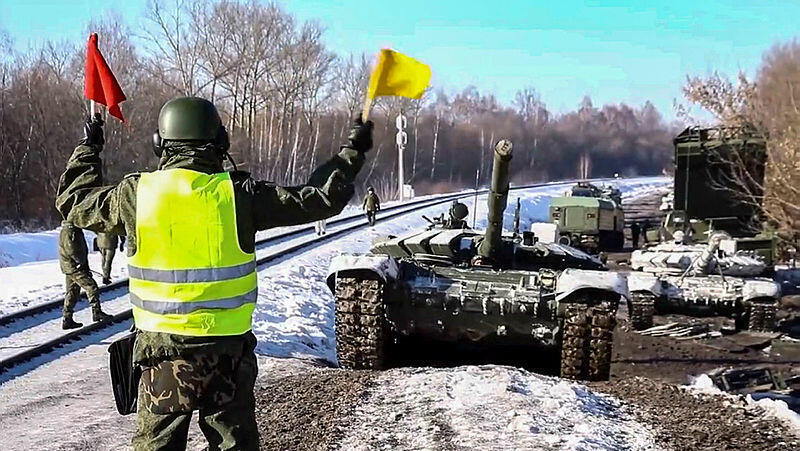 רוסיה פרסמה תמונות של טנקים "חוזרים לבסיסים" בתום תרגילים צבאיים בגבול אוקראינה