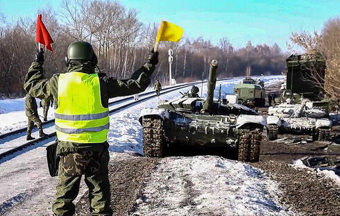 רוסיה פרסמה תמונות של טנקים "חוזרים לבסיסים" בתום תרגילים צבאיים בגבול אוקראינה, צילום: EPA