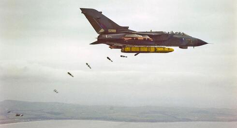 מטוס טורנדו בריטי מפזר פצצות מחסלות מסלולים ממארז JP233, צילום: BAE systems