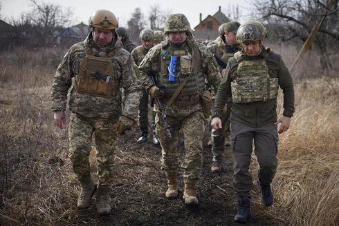 נשיא אוקראינה זלנסקי (במרכז) מבקר בחזית, סמוך לדונייצק, צילום: EPA
