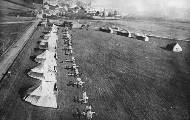 מטוסי קרב עומדים מחוץ לאוהלים, בבסיס אווירי ממלחמת העולם הראשונה, צילום: AWM