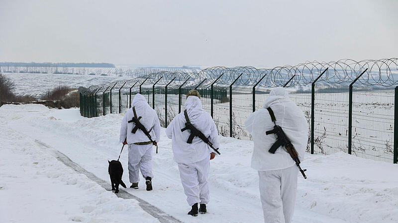 רוסיה אוקראינה חיילים במשמר הגבול האוקראיני בקרבת הגבול הרוסי