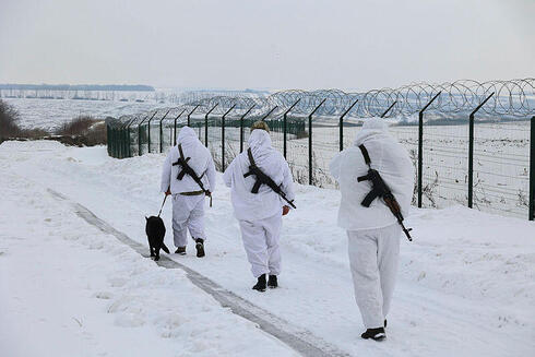 חיילים במשמר הגבול האוקראיני בקרבת הגבול הרוסי, צילום: EPA