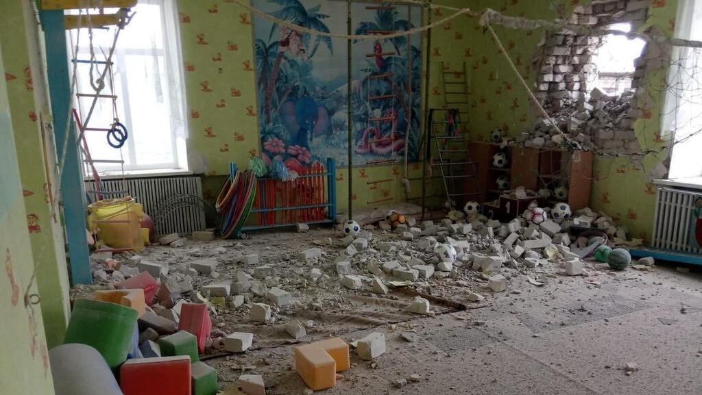 גן ילדים שהופצץ בחילופי האש בין המורדים לצבא אוקראינה. לא היו נפגעים