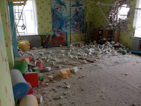 גן ילדים שהופצץ בחילופי האש בין המורדים לצבא אוקראינה. לא היו נפגעים, צילום: רויטרס
