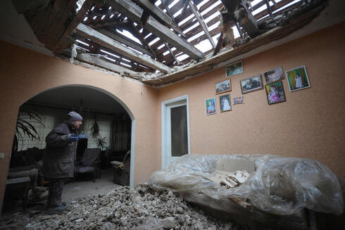 בית בכפר במזרח אוקראינה שהופגז בירי של הבדלנים, צילום: איי אף פי