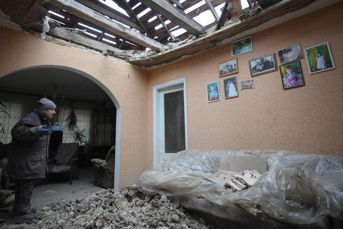 בית בכפר במזרח אוקראינה שהופגז בירי של הבדלנים, צילום: איי אף פי