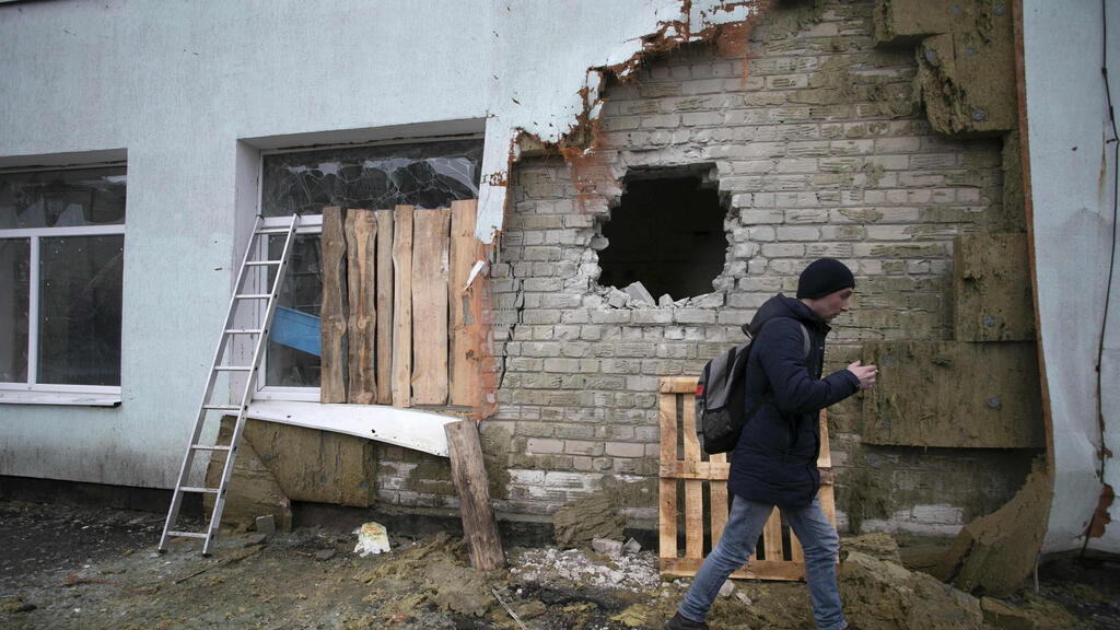 בית בכפר במזרח אוקראינה שהופגז בירי של הבדלנים