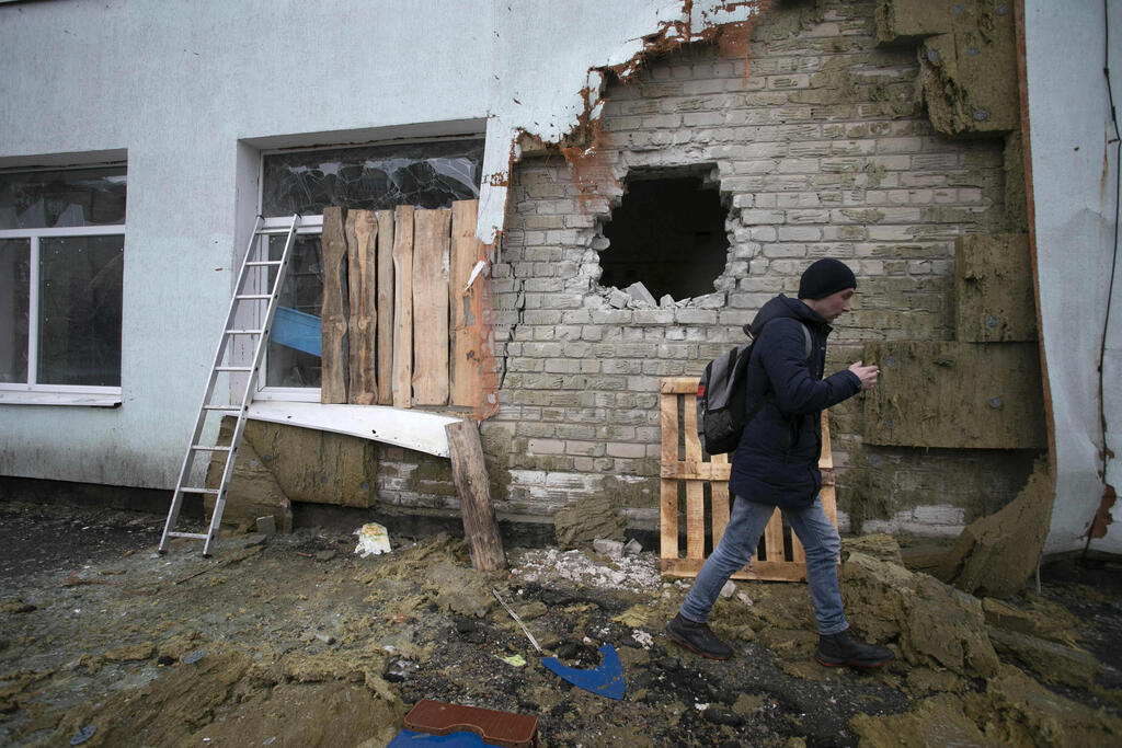 בית בכפר במזרח אוקראינה שהופגז בירי של הבדלנים