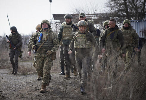 נשיא אוקראינה וולודימיר זלנסקי, בביקור בחזית בדונייצק, צילום: אי פי איי