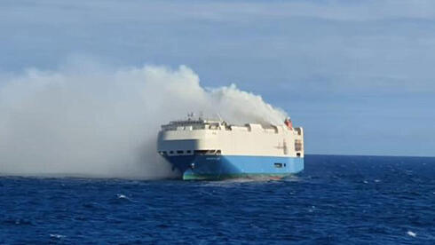 ספינת המשא נשרפת בשבוע שעבר, צילום:  Marinha Portuguesa