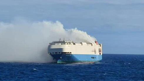 עשן מיתמר מאוניית הפליסיטי אייס. כל המכוניות נשרפו כליל, צילום:  Marinha Portuguesa
