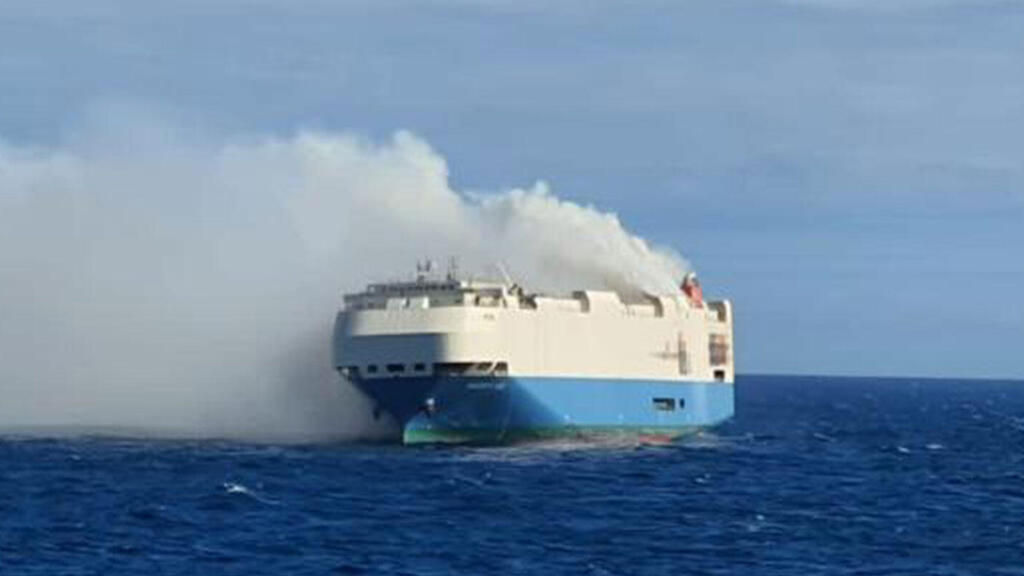 בלאגן בלב ים: משלוח ענק של מכוניות גרמניות עלה באש