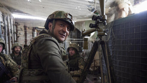 נשיא אוקראינה וולודימיר זלנסקי, בביקור בחזית בדונייצק, צילום: אי פי איי