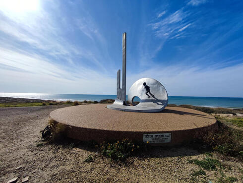 האנדרטה ושרידי עתיקות בשמורת חוף גלים, צילום: אילן גולדמן
