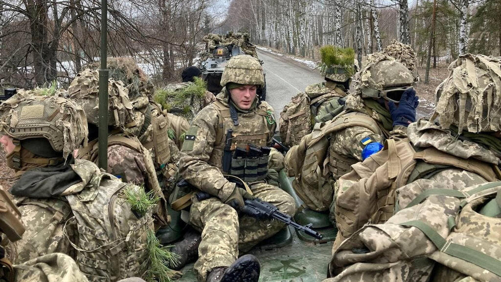 תרגיל צבא אוקראינה חייילים לקראת מלחמה עם רוסיה 