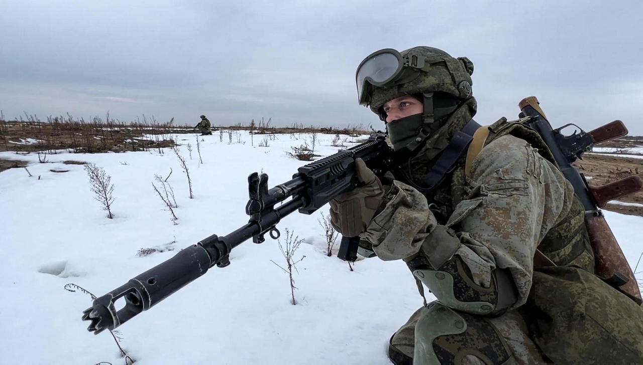 כוחות של הצבא הרוסי מפגינים נוכחות ליד גבול אוקראינה
