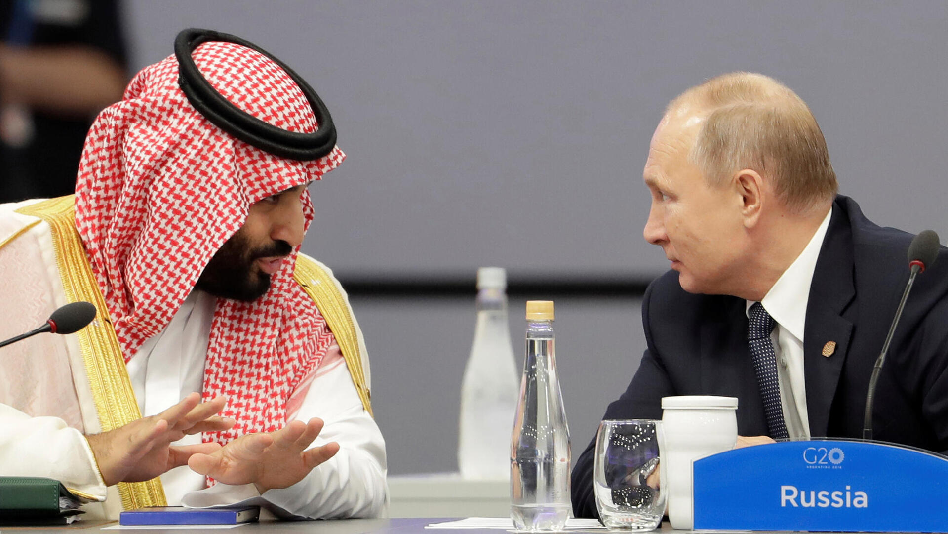 נשיא רוסיה פוטין ויורש העצר הסעודי בן סלמאן בפגישתם במסגרת G20 ביפן ב 2019