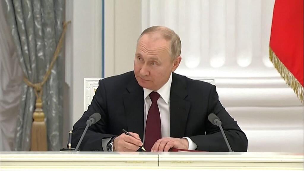 נשיא רוסיה ולדימיר פוטין חותם על הצו המכיר בבדלנים ב מזרח אוקראינה