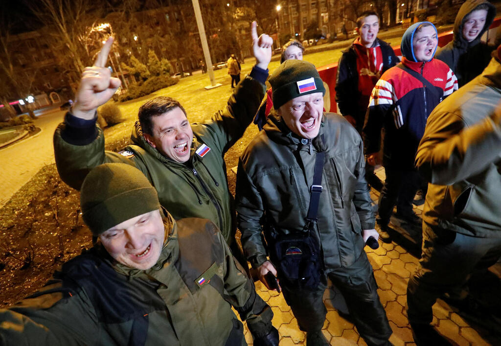 חגיגות ב דונייצק מזרח אוקראינה אחרי ההכרה של נשיא רוסיה פוטין בבדלנים