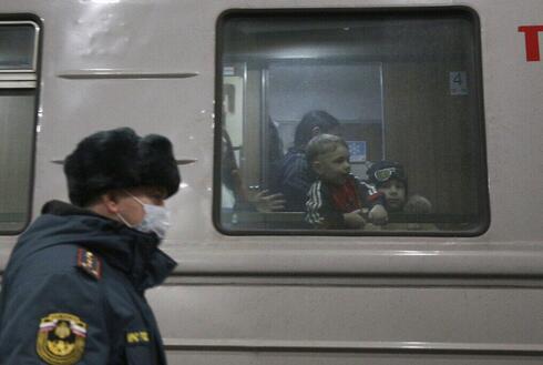 ילדים מפונים ברכבת מחבל דונייצק באוקראינה, על רקע ההסלמה עם רוסיה, צילום: איי פי