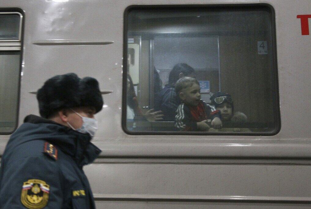 אוקראינה ילדים מפונים ברכבת מחבל דונייצק על רקע ההסמלה עם רוסיה