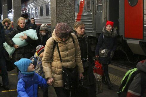 תושבים בחבל דונייצק מתפנים ברכבת, צילום: איי פי