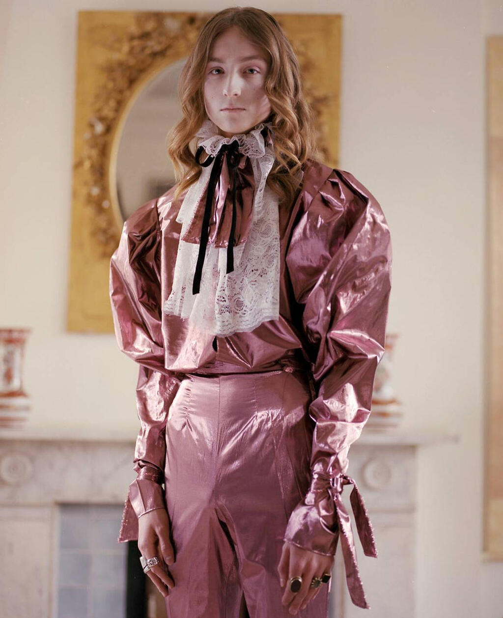 פנאי   האריס ריד לבוש בבגד בעיצובו בדיוקן שיוצג במוזיאון ויקטוריה ואלברט