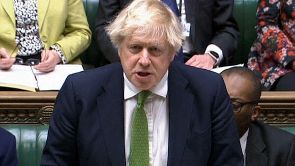 בוריס ג'ונסון ראש ממשלת בריטניה נואם בפרלמנט וחושף את הסנקציות נגד רוסיה